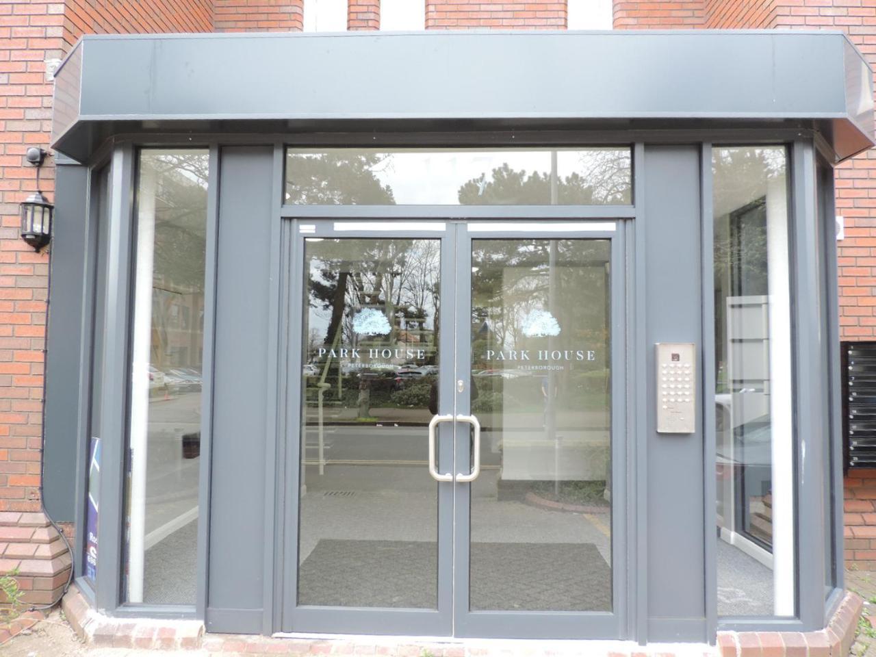 Park House - City Centre Apartment Peterborough Bagian luar foto